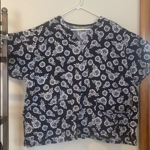 🌹Nurse scrub top 4x black-white 🌹 roses !!